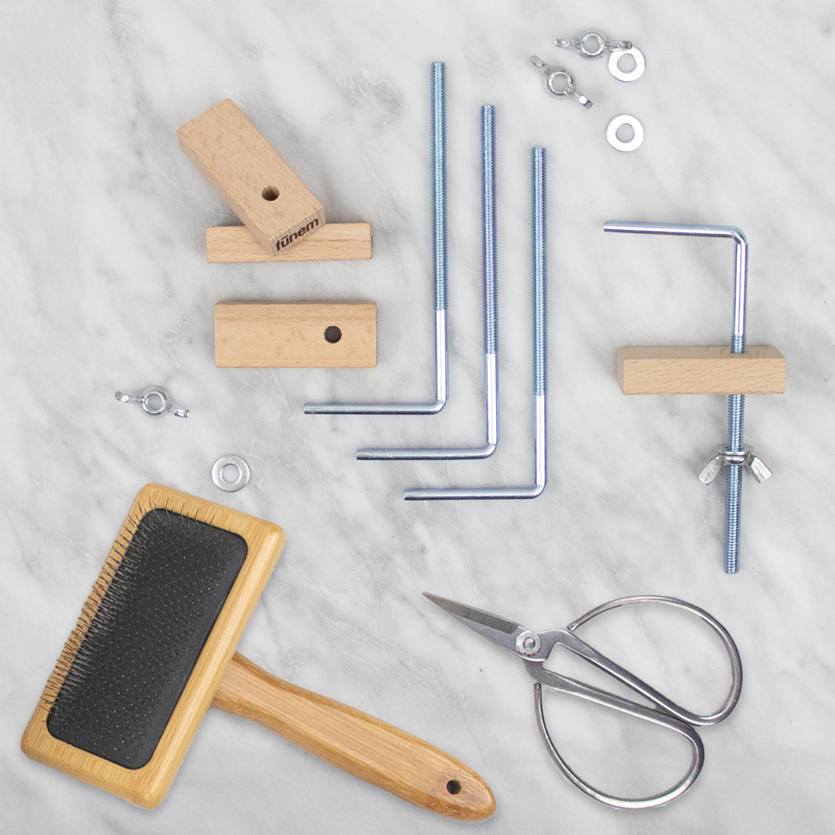 Pinces métalliques + brosse à fibres + ciseaux