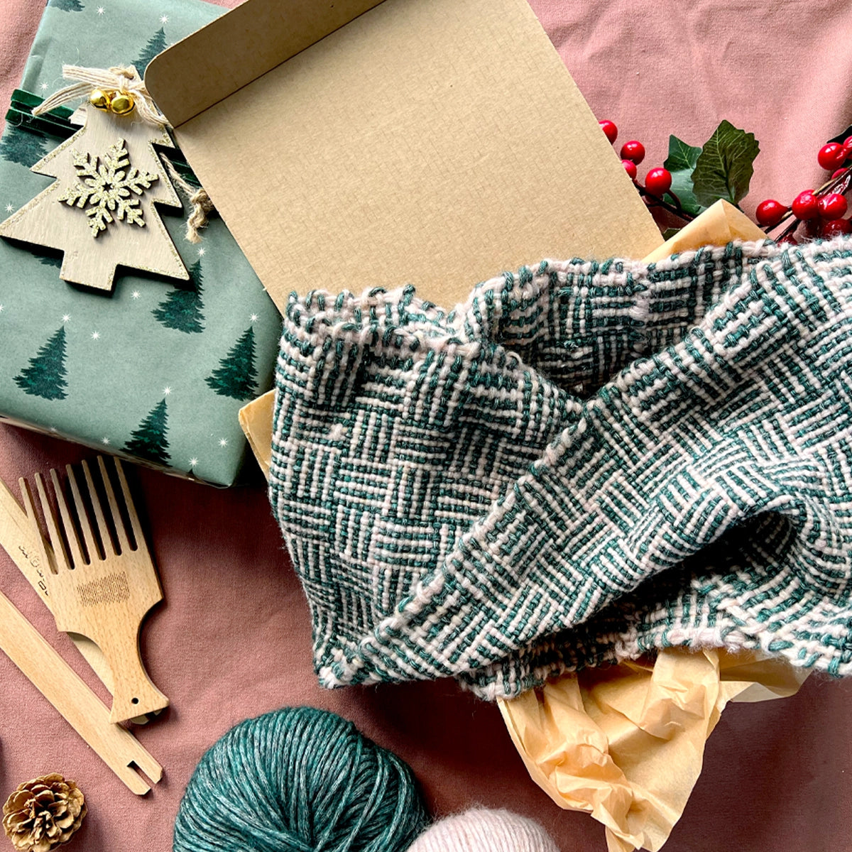 Woolly Bliss Snood Weaving Kit - Supplies and Medium loom with Pattern x Tunkiwellness