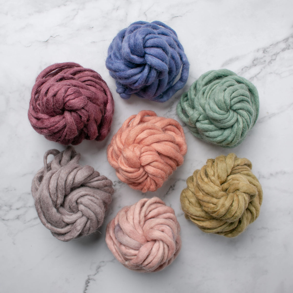 WEAVING VS. KNITTING: WHAT SETS THEM APART? – Fūnem Studio