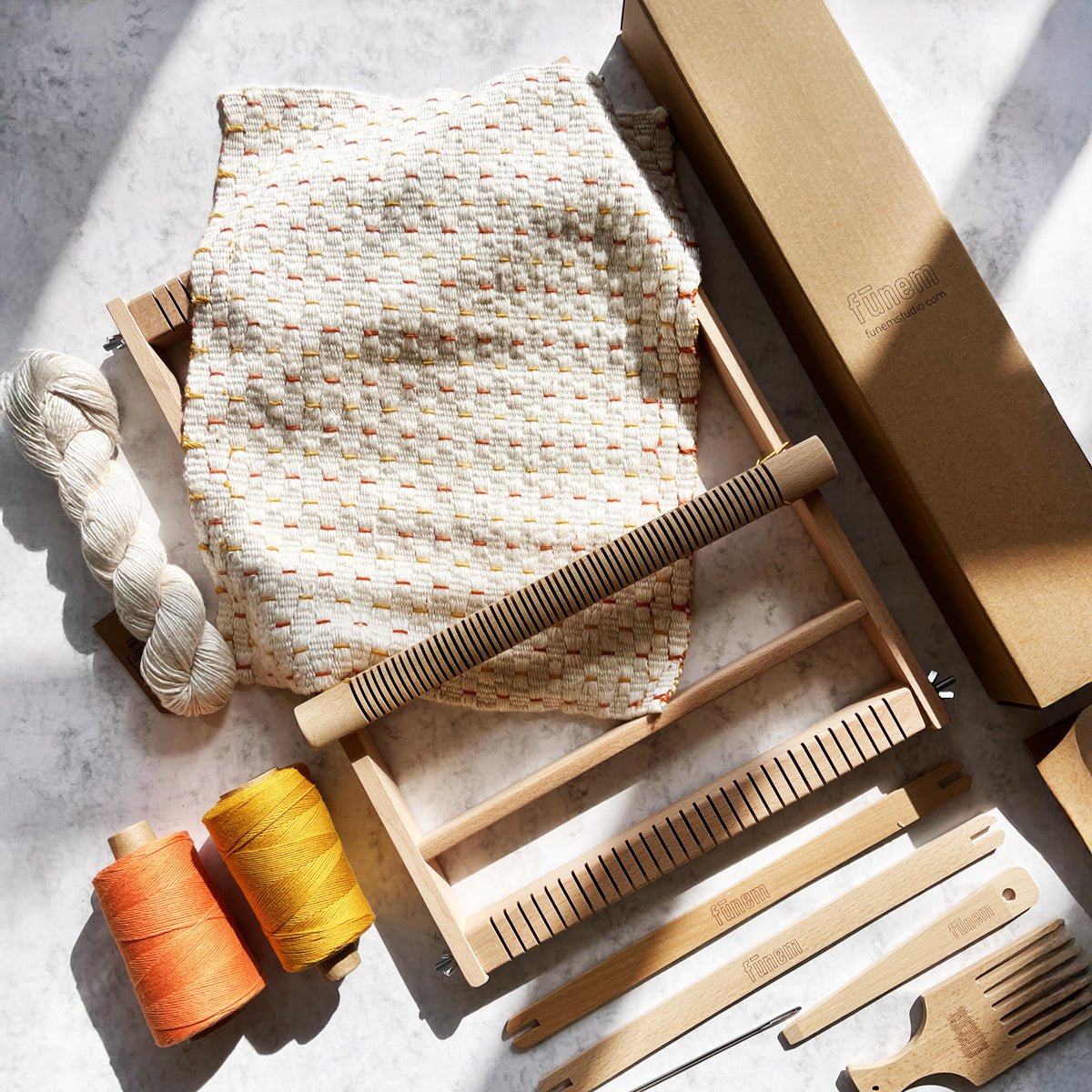 Roll-Tischsets (x2) Webset - Garn und XL-Webstuhl mit Muster