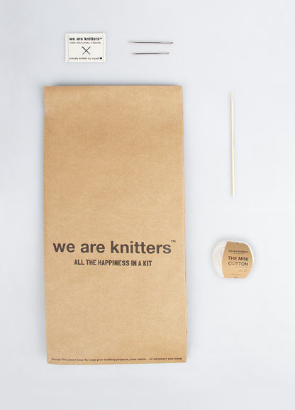 We Are Knitters Häkelset - Einhorn tanzt auf dem Regenbogen Amigurumi Kit in Natur, Schwarz und Mint